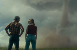 Glen Powell and Daisy Edgar-Jones watch dark skies in TWISTERS (2024)